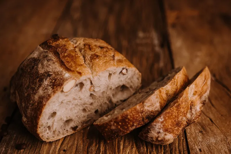Frisch gebackenes rustikales Brot auf einem Holztisch