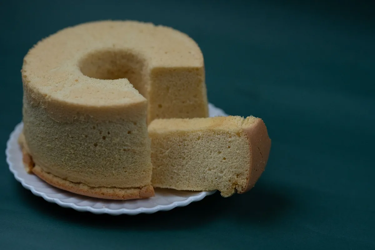 Ein Stück saftiger Rührkuchen auf einem kleinen Teller