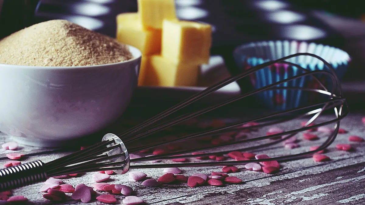 Zutaten für Streusel wie Mehl, Butter und Zucker in Schüsseln