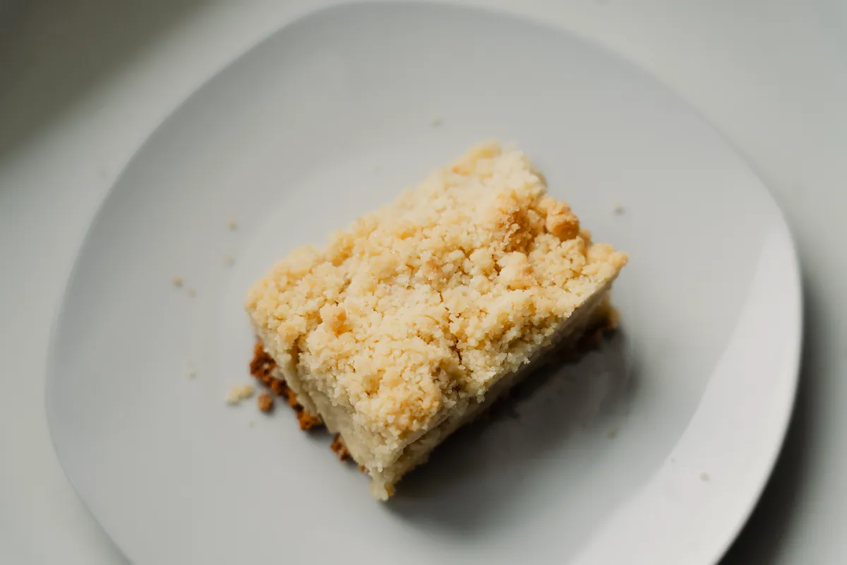 Fertig gebackene Streusel auf einem Kuchenblech