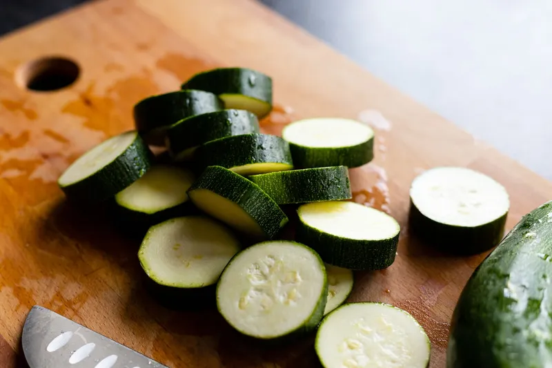 Gewürfelte Zucchini in einer Schüssel, bereit zum Einfrieren.